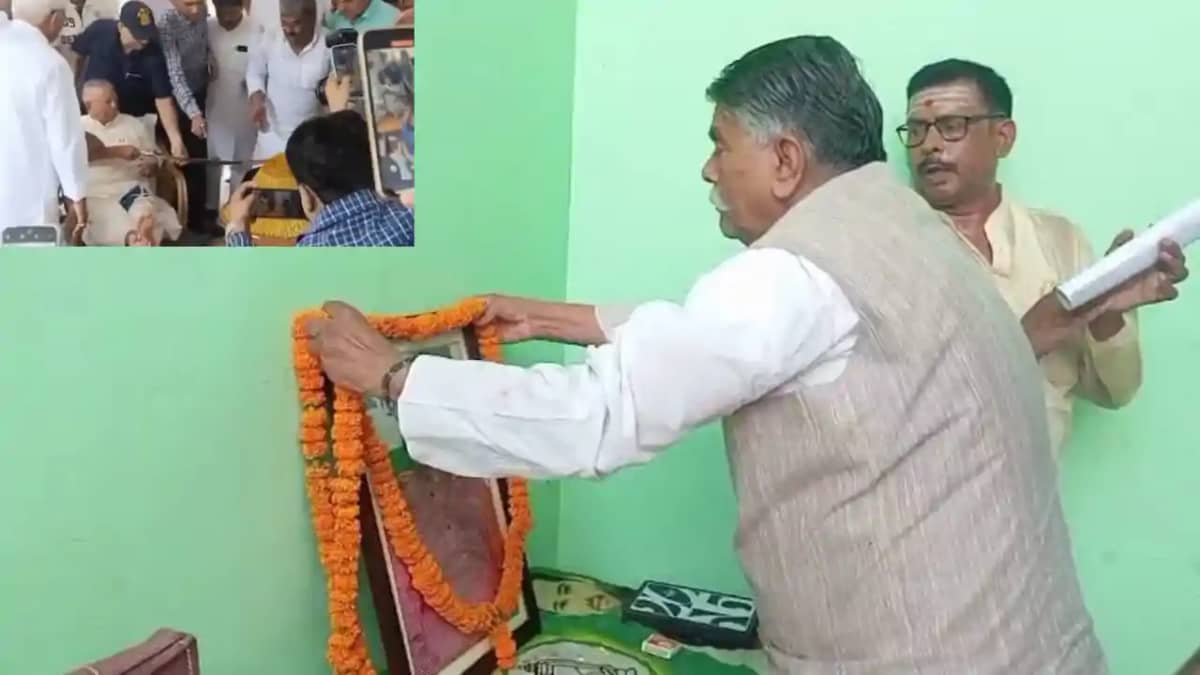 Lalu yadav Birthday - जीवित नेता की फोटो पर चढ़ाई श्रद्धांजल Lalu yadav Birthday - जीवित नेता की फोटो पर चढ़ाई श्रद्धांजल