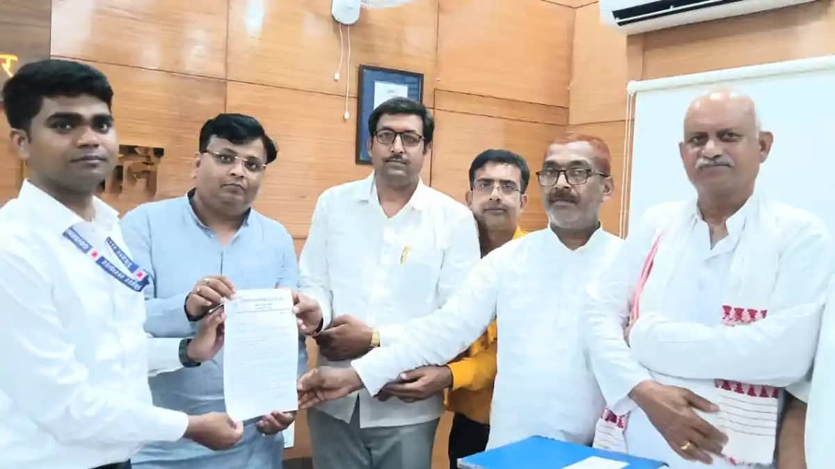 Bihar News : शिक्षक नेता आनंद पुष्कर ने सिवान जिलाधिकारी से Bihar News : शिक्षक नेता आनंद पुष्कर ने सिवान जिलाधिकारी से