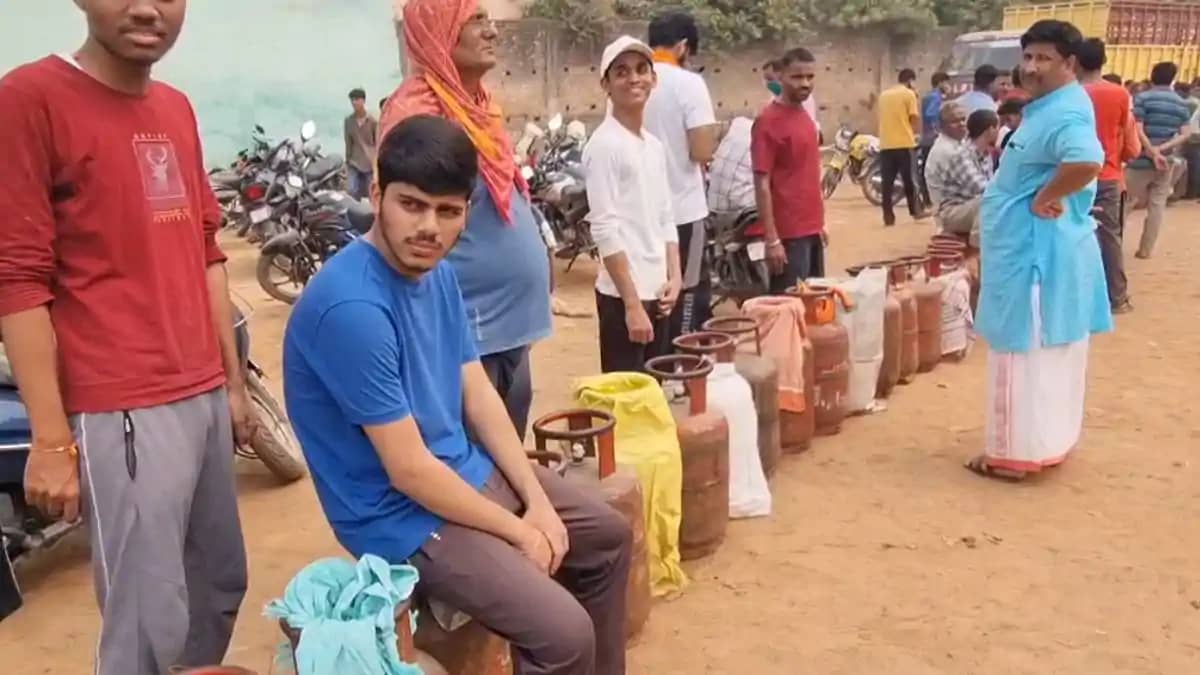 War Rumors Spark LPG Panic Long Queues for Cylinders War Rumors Spark LPG Panic Long Queues for Cylinders