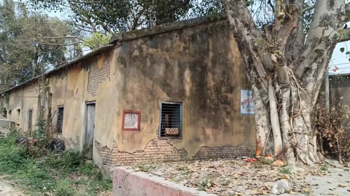 Govt Warehouse Demolished by JCB in Motihari Without NOC Govt Warehouse Demolished by JCB in Motihari Without NOC