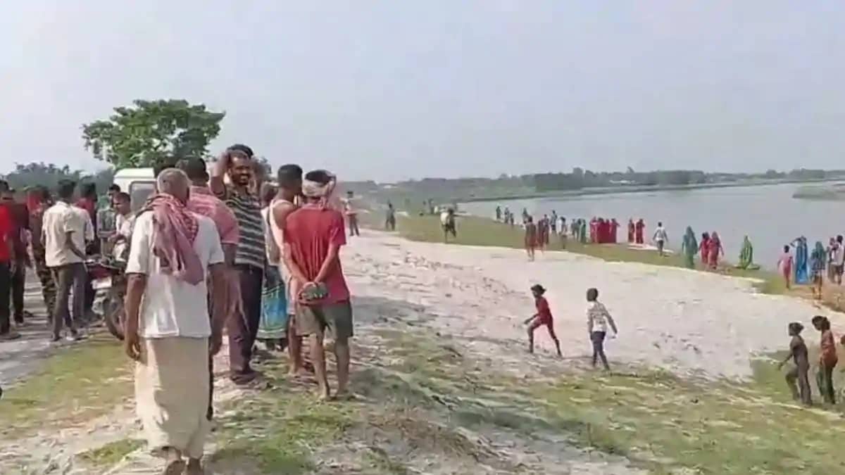 पूजा सामग्री विसर्जन के दौरान कोसी नदी में डूबे चार युवक : त पूजा सामग्री विसर्जन के दौरान कोसी नदी में डूबे चार युवक : त