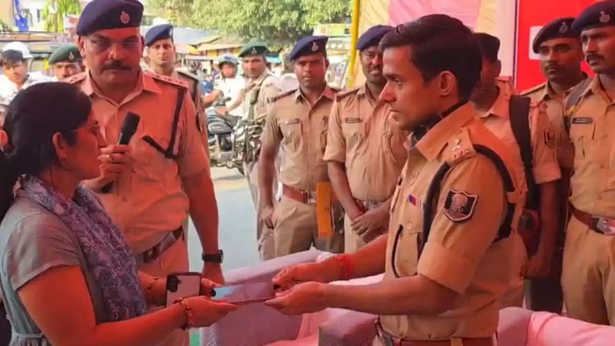 गोपालगंज पुलिस का ‘ऑपरेशन मुस्कान’: चोरी के 62 मोबाइल और 20 गोपालगंज पुलिस का ‘ऑपरेशन मुस्कान’: चोरी के 62 मोबाइल और 20