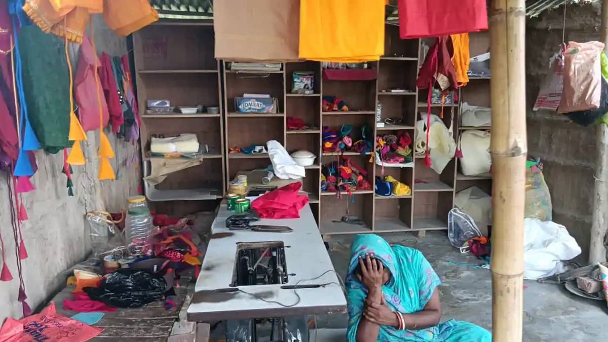 सिलाई दुकान में भीषण चोरी, शादी के कीमती कपड़े और मशीनें ले सिलाई दुकान में भीषण चोरी, शादी के कीमती कपड़े और मशीनें ले