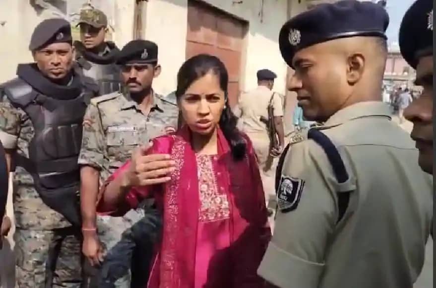 रोहतास में बंपर वोटिंग, बूूथों पर जुुटी वोटरों की भीड़, डीएम रोहतास में बंपर वोटिंग, बूूथों पर जुुटी वोटरों की भीड़, डीएम