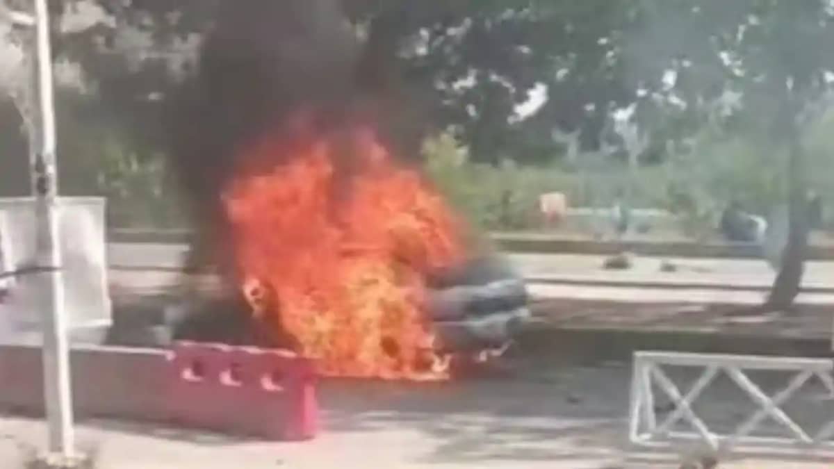 खड़ी कार में धमाका खड़ी कार में धमाका