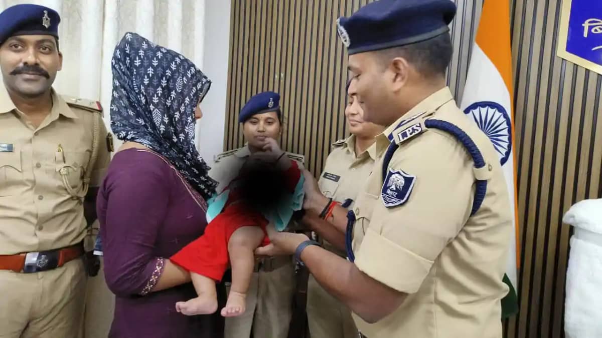 Bihar News : सारण में बच्चा चोर गिरोह का खुलासा, बदमाशों ने Bihar News : सारण में बच्चा चोर गिरोह का खुलासा, बदमाशों ने