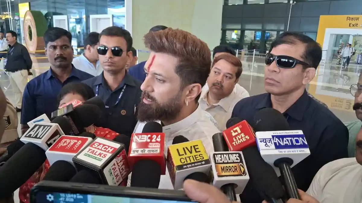 केंद्रीय मंत्री चिराग पासवान ने जीतन राम मांझी के 'तेलचट्टा' केंद्रीय मंत्री चिराग पासवान ने जीतन राम मांझी के 'तेलचट्टा'