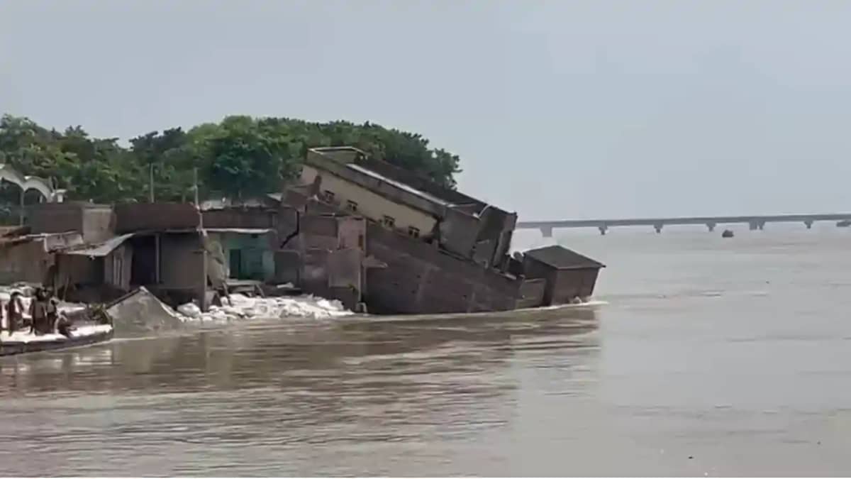 Bihar Flood News : गंगा का रौद्र रूप ! जहां बैठकर हो रहा था Bihar Flood News : गंगा का रौद्र रूप ! जहां बैठकर हो रहा था