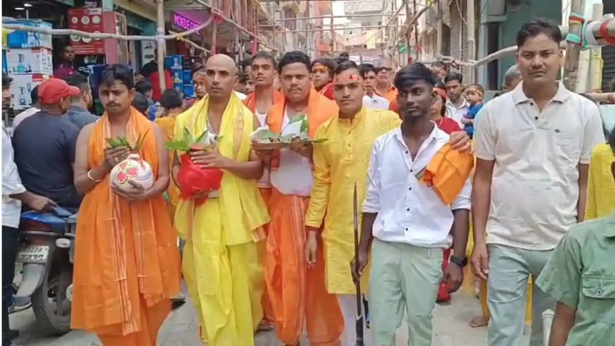 शारदीय नवरात्र के पहले दिन निकली भव्य कलश यात्रा: 44 पूजा पं शारदीय नवरात्र के पहले दिन निकली भव्य कलश यात्रा: 44 पूजा पं