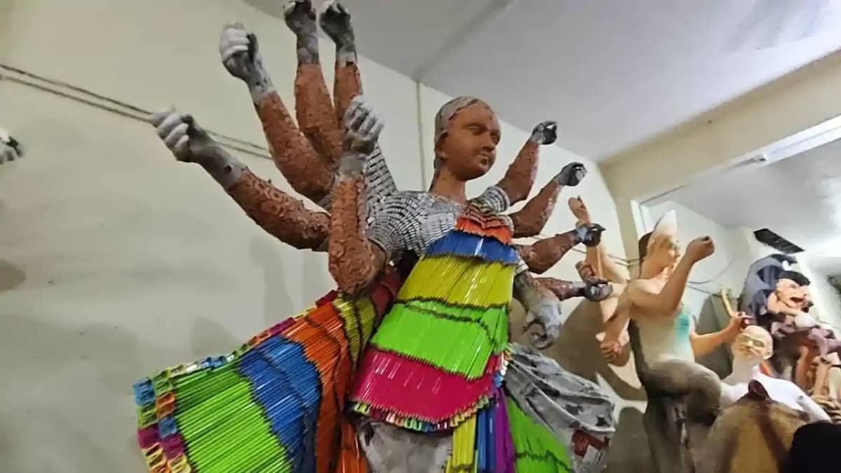 Bihar News : गयाजी में मूर्तिकार विक्की बिंदु ने बिना मिट्टी Bihar News : गयाजी में मूर्तिकार विक्की बिंदु ने बिना मिट्टी