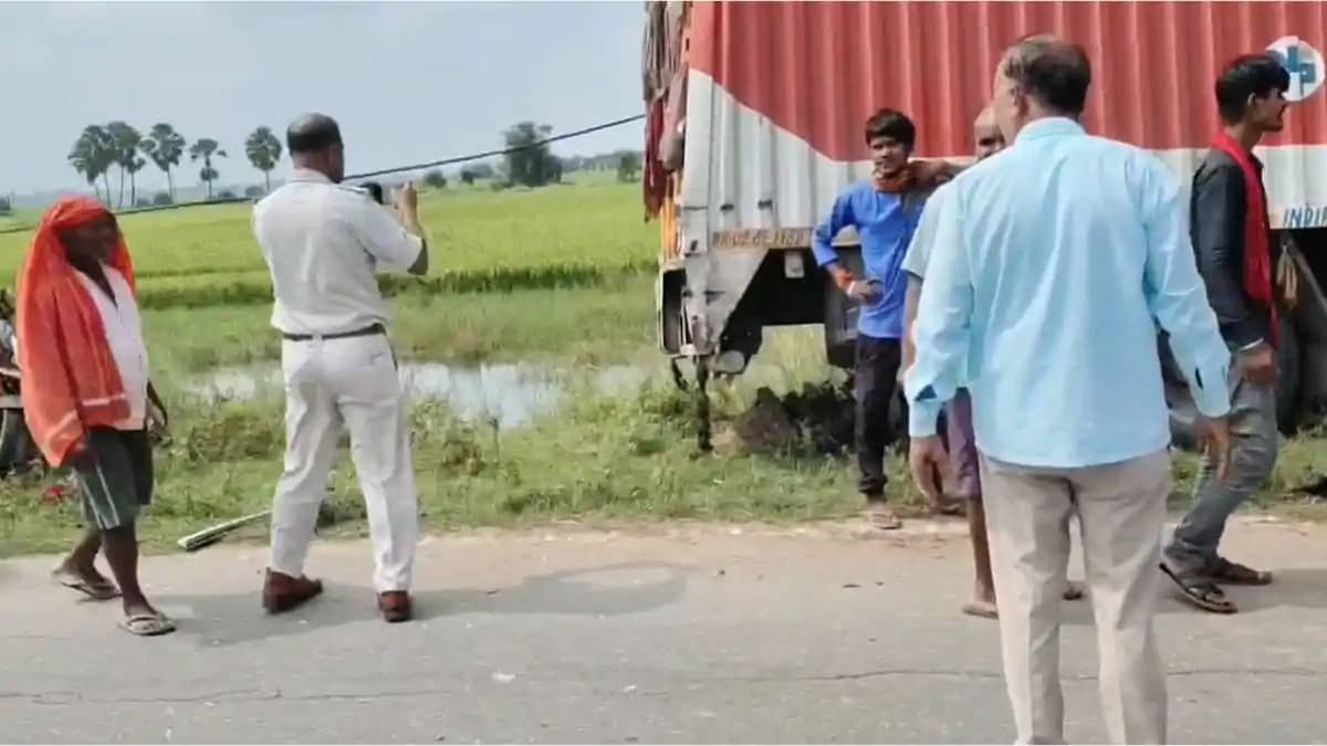 बाढ़ में भीषण सड़क हादसा: ओवरटेक के दौरान बस ने कंटेनर में म बाढ़ में भीषण सड़क हादसा: ओवरटेक के दौरान बस ने कंटेनर में म