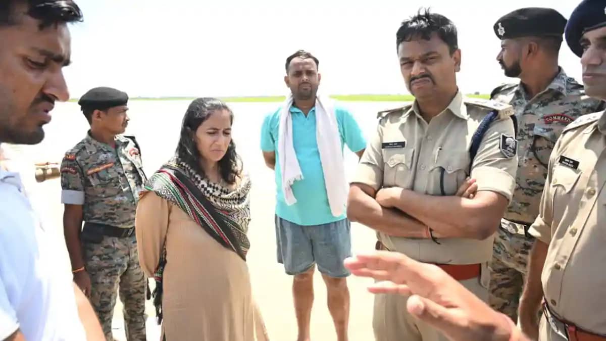 डीएम, एसपी एवं एसडीएम ने बाढ़ प्रभावित एवं संवेदनशील तटबंधों डीएम, एसपी एवं एसडीएम ने बाढ़ प्रभावित एवं संवेदनशील तटबंधों