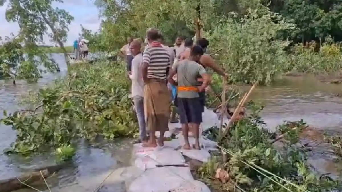 Bihar Flood: ब्रह्मोत्तर तटबंध फिर टूटा, गांवों पर मंडराया ब Bihar Flood: ब्रह्मोत्तर तटबंध फिर टूटा, गांवों पर मंडराया ब