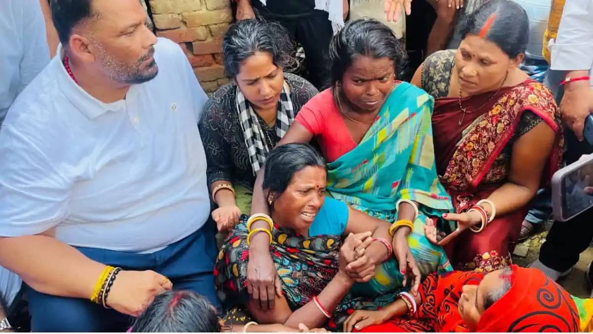 भागलपुर के राघोपुर में बाढ़ पीड़ितों की सांसद पप्पू यादव ने भागलपुर के राघोपुर में बाढ़ पीड़ितों की सांसद पप्पू यादव ने