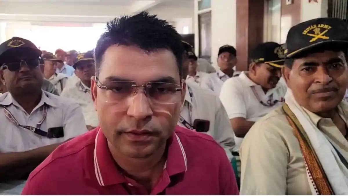 Bihar News : बक्सर में पूर्व सैनिकों की हुंकार, अब अपनी जमीन Bihar News : बक्सर में पूर्व सैनिकों की हुंकार, अब अपनी जमीन