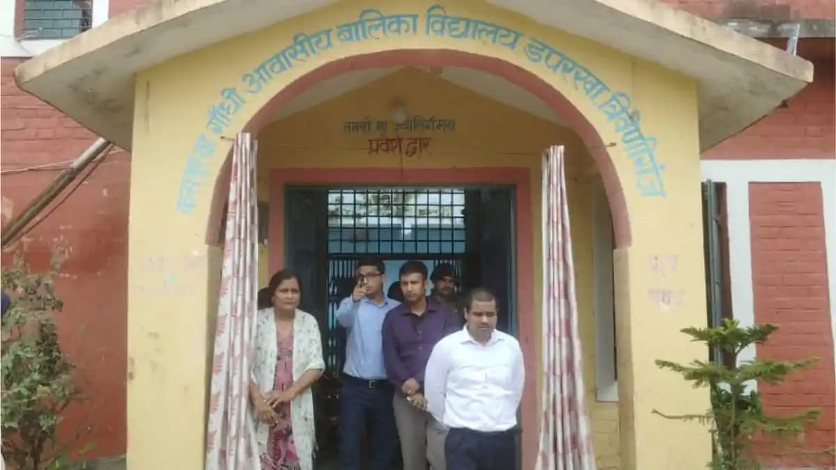 डीएम के औचक निरीक्षण में खुली शिक्षा व्यवस्था की पोल: डपरखा डीएम के औचक निरीक्षण में खुली शिक्षा व्यवस्था की पोल: डपरखा