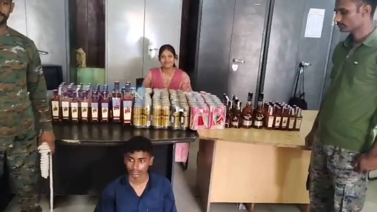 Bihar Crime: गया में शराब तस्करी का खेल बेनकाब, बाइक से विदे Bihar Crime: गया में शराब तस्करी का खेल बेनकाब, बाइक से विदे
