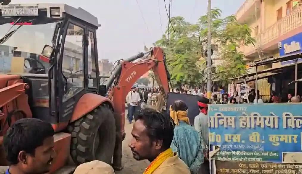 जाम से मुक्ति के लिए सड़कों पर चला प्रशासन का बुलडोजर, अतिक्र जाम से मुक्ति के लिए सड़कों पर चला प्रशासन का बुलडोजर, अतिक्र