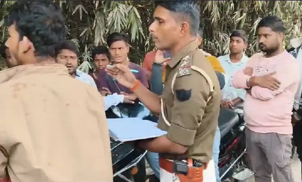 बंधक को छुड़ाने पहुंची पुलिस टीम से बदसलूकी, की मारपीट, एएसपी बंधक को छुड़ाने पहुंची पुलिस टीम से बदसलूकी, की मारपीट, एएसपी