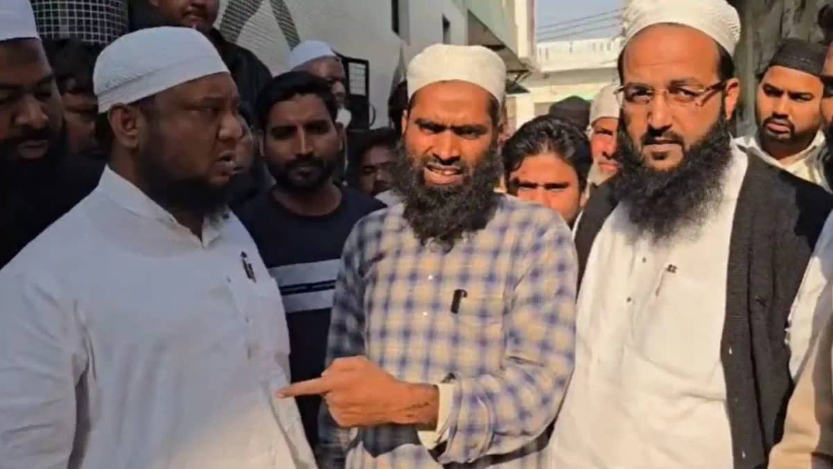 दारोगा को मस्जिद में अजान देने वाले ने दी 'गर्दन काटने' की ध दारोगा को मस्जिद में अजान देने वाले ने दी 'गर्दन काटने' की ध