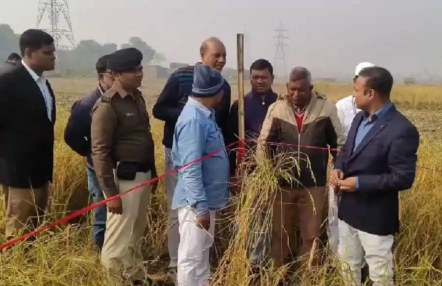 खेत में उतरे डीएम साहब: वैज्ञानिक तरीके से परखी धान की उपज, खेत में उतरे डीएम साहब: वैज्ञानिक तरीके से परखी धान की उपज,