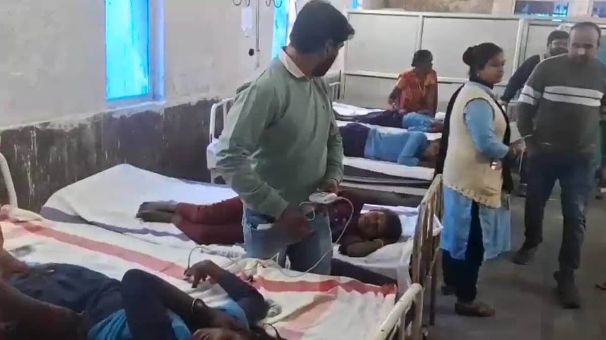 Bihar News : बेतिया में फाइलेरिया व कीड़े की दवा खाने से 19 ब Bihar News : बेतिया में फाइलेरिया व कीड़े की दवा खाने से 19 ब