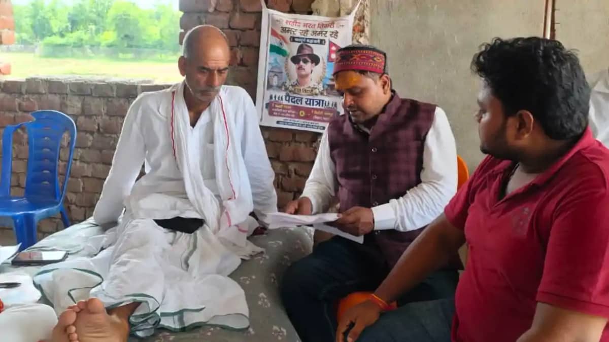 Bihar News : मानवाधिकार अधिवक्ता एस.के.झा ने बिलौटी गांव का Bihar News : मानवाधिकार अधिवक्ता एस.के.झा ने बिलौटी गांव का