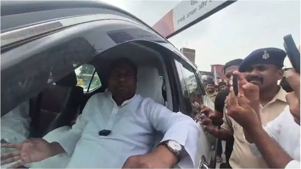 प्रेस वार्ता रोके जाने पर भड़के मुकेश सहनी : कहा-यूपी में अघ प्रेस वार्ता रोके जाने पर भड़के मुकेश सहनी : कहा-यूपी में अघ