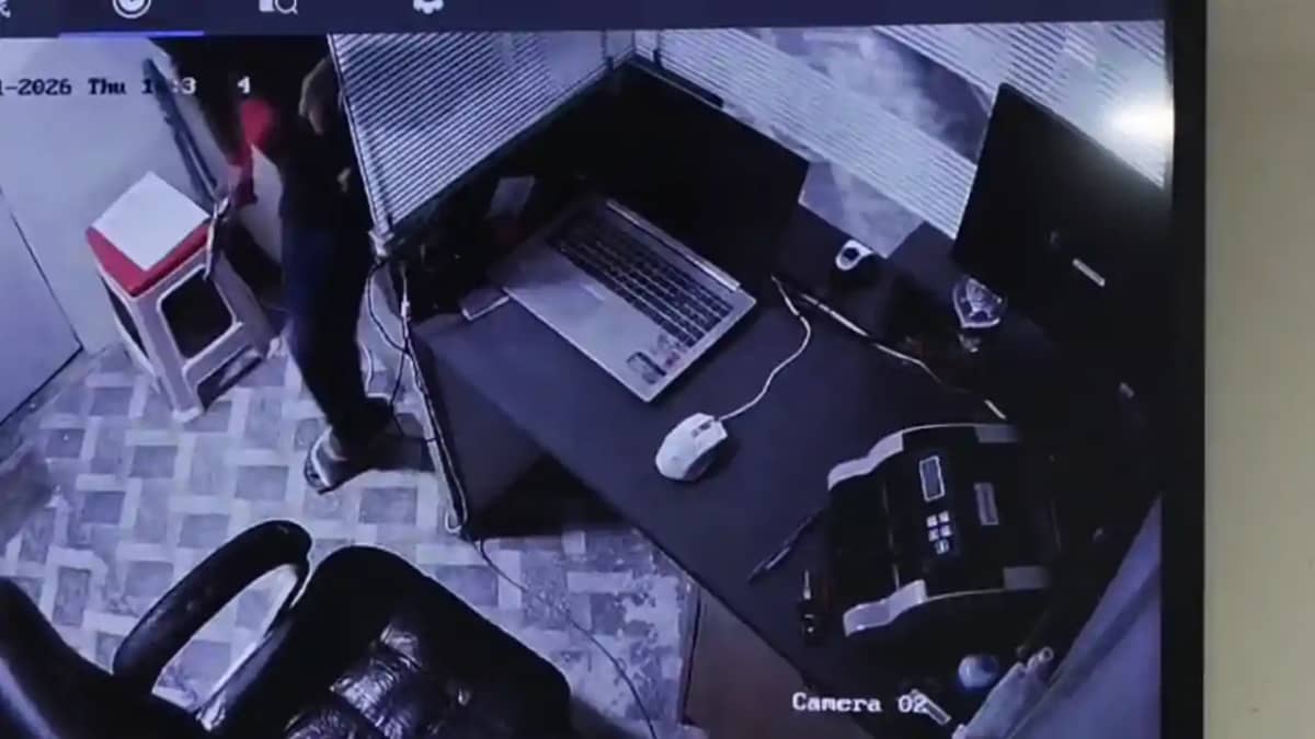 Bihar Crime : कैमूर में अपराधियों का तांडव, CSP में घुसकर की Bihar Crime : कैमूर में अपराधियों का तांडव, CSP में घुसकर की