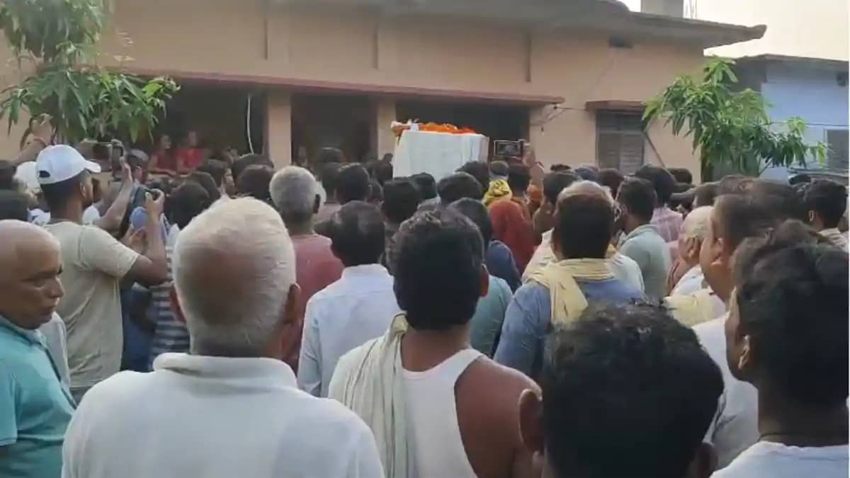 बेगूसराय सड़क हादसे के शिकार दरोगा ज्ञानेंद्र अमरेंद्र का शव बेगूसराय सड़क हादसे के शिकार दरोगा ज्ञानेंद्र अमरेंद्र का शव