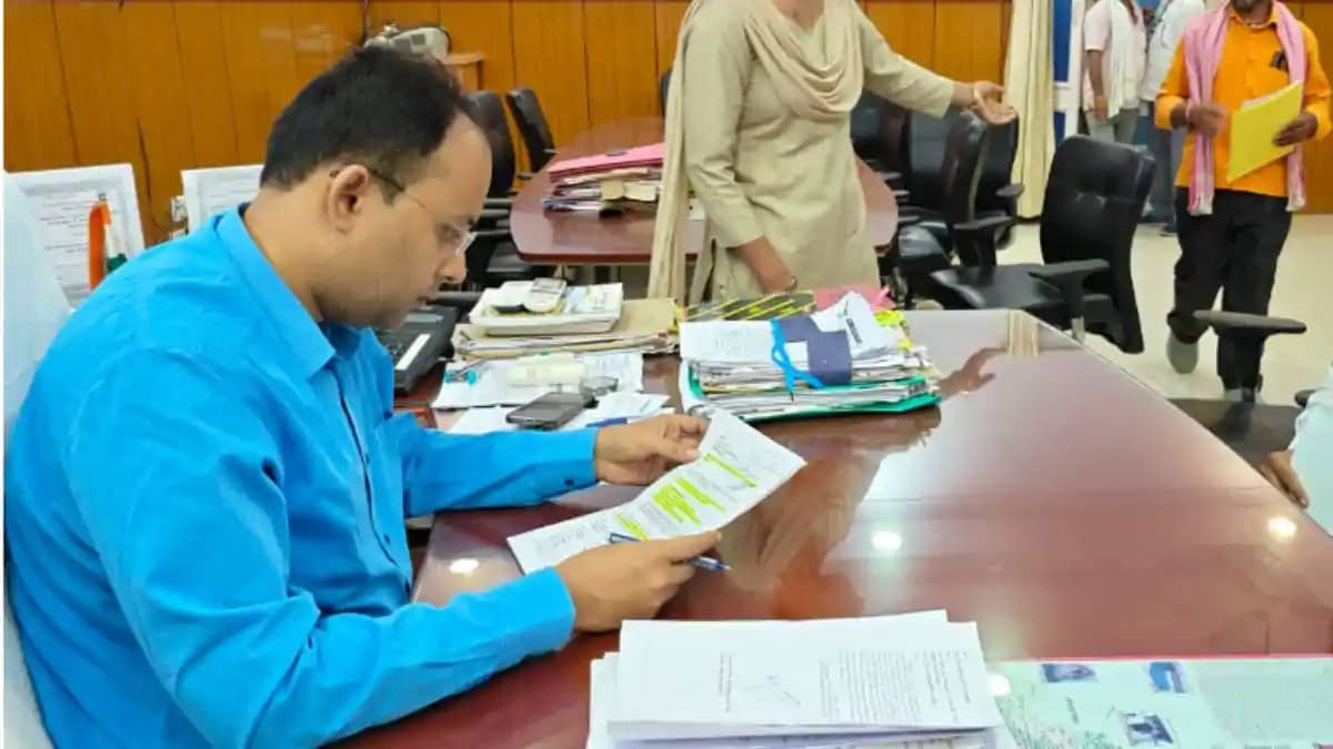 दाखिल-खारिज में लापरवाही पर नपे सीओ और राजस्व कर्मचारी, डीए दाखिल-खारिज में लापरवाही पर नपे सीओ और राजस्व कर्मचारी, डीए