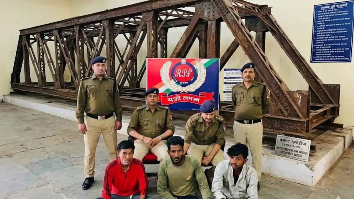 बिहार में गजब की चोरी: तालाब के पानी से निकला 'गायब' रेलवे ब बिहार में गजब की चोरी: तालाब के पानी से निकला 'गायब' रेलवे ब