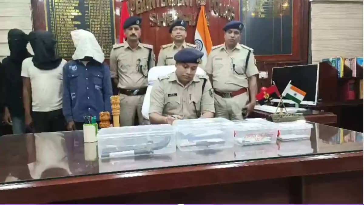 Bihar News : शिवहर में डकैती की योजना बना रहे चार बदमाशों को Bihar News : शिवहर में डकैती की योजना बना रहे चार बदमाशों को