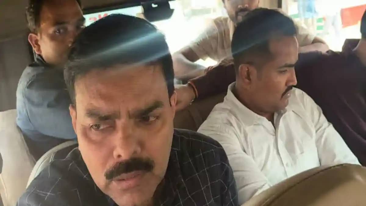 थाना परिसर में बने क्वार्टर में घूस लेते रंगेहाथ धराया दारोग थाना परिसर में बने क्वार्टर में घूस लेते रंगेहाथ धराया दारोग