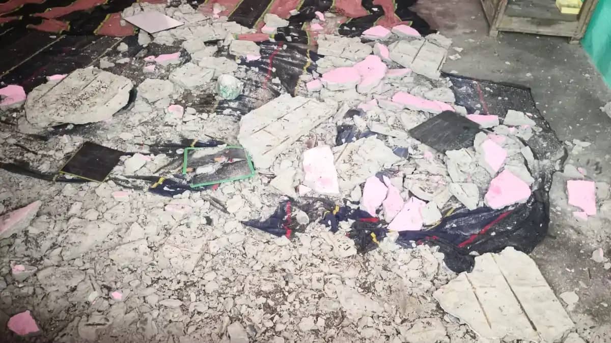 Bihar News : नालंदा में आंगनवाड़ी केंद्र की छत का प्लास्टर ग Bihar News : नालंदा में आंगनवाड़ी केंद्र की छत का प्लास्टर ग