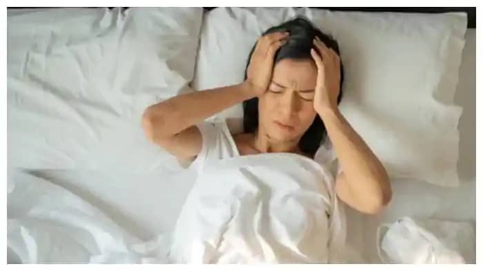 Health Tips: नींद कम लेने से होंगी ये परेशानियां, शरीर में द Health Tips: नींद कम लेने से होंगी ये परेशानियां, शरीर में द