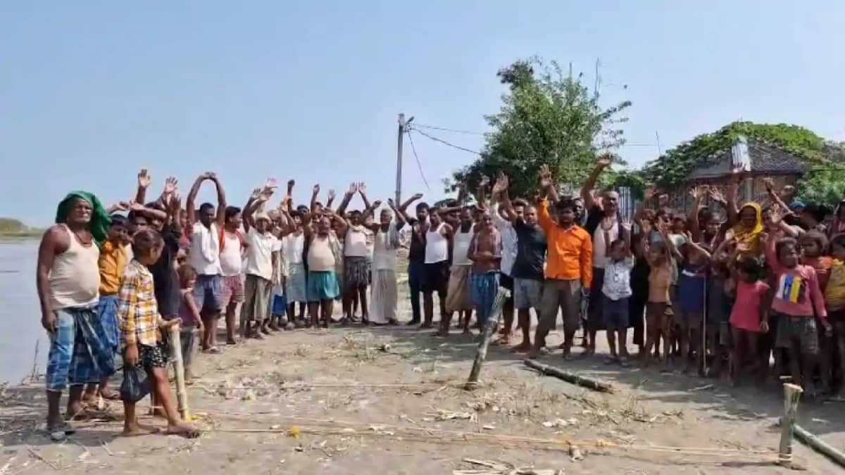 Bihar News : कोसी के कटाव को लेकर विधायक पर फूटा लोगों का गु Bihar News : कोसी के कटाव को लेकर विधायक पर फूटा लोगों का गु