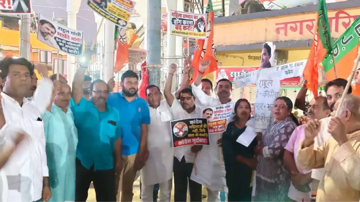 महिला पुलिसकर्मियों के साथ कथित बदसलूकी के विरोध में भाजपा क महिला पुलिसकर्मियों के साथ कथित बदसलूकी के विरोध में भाजपा क
