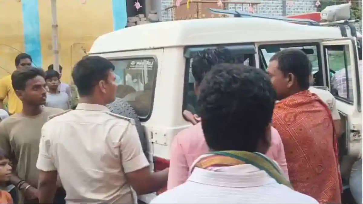 मोबाइल चोरी के आरोप में युवक की जमकर पिटाई, पुलिस ने भीड़ के मोबाइल चोरी के आरोप में युवक की जमकर पिटाई, पुलिस ने भीड़ के