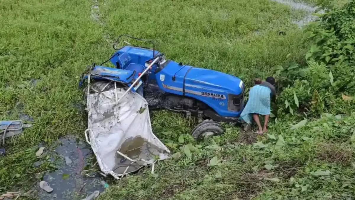 Bihar Road Accident : कटिहार में अनियंत्रित होकर ट्रैक्टर ने Bihar Road Accident : कटिहार में अनियंत्रित होकर ट्रैक्टर ने