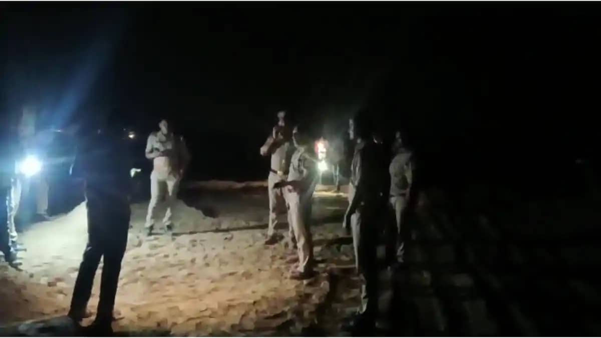 Bihar Crime : बक्सर में यूपी सीमा के पास सनसनी, युवक पर ताबड Bihar Crime : बक्सर में यूपी सीमा के पास सनसनी, युवक पर ताबड