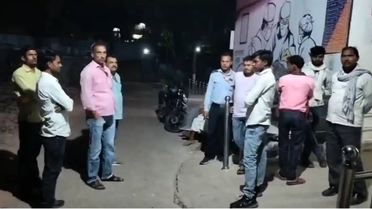 Bihar News : कैमूर में चुनावी रंजिश को लेकर बदमाशों ने मुखिय Bihar News : कैमूर में चुनावी रंजिश को लेकर बदमाशों ने मुखिय