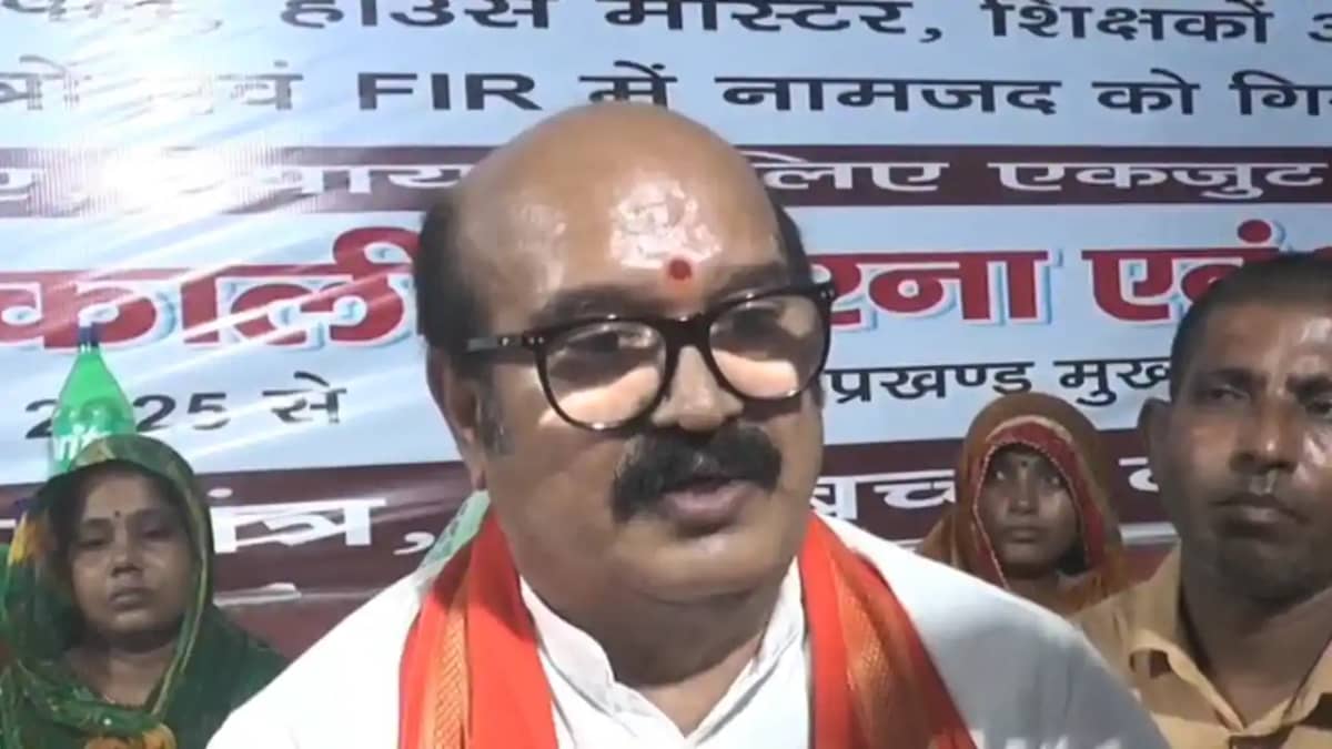 Bihar News : नीतीश सरकार के खिलाफ अनशन पर बैठ गये भाजपा विधा Bihar News : नीतीश सरकार के खिलाफ अनशन पर बैठ गये भाजपा विधा