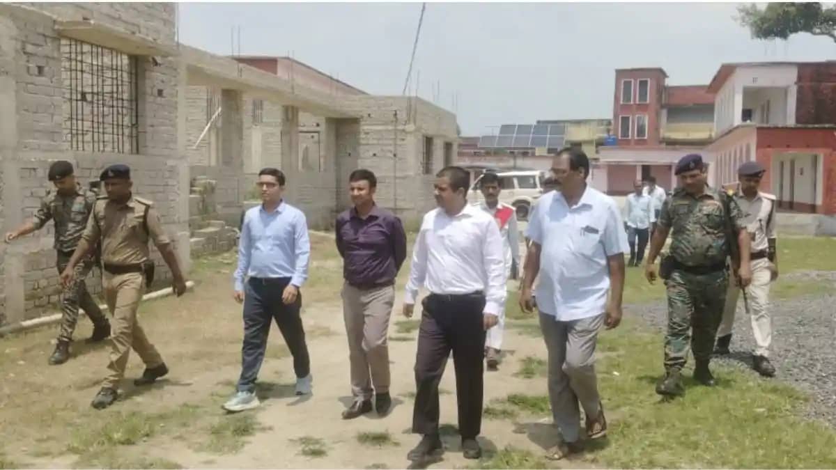 लापरवाही और अनियमितता पर नपे मध्य विद्यालय डपरखा के एचएम और लापरवाही और अनियमितता पर नपे मध्य विद्यालय डपरखा के एचएम और