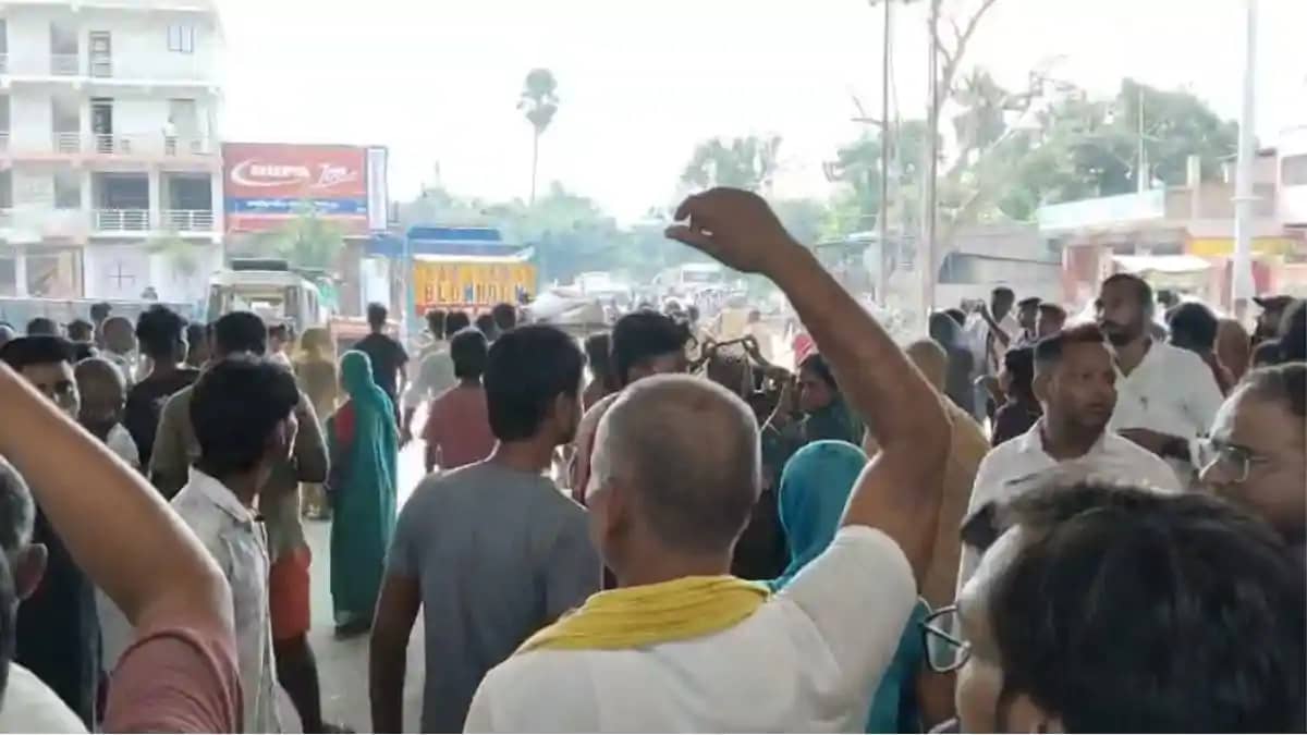 तेज रफ्तार ट्रैक्टर ने बाइक सवार को रौंदा : मौके पर मौत, मुआ तेज रफ्तार ट्रैक्टर ने बाइक सवार को रौंदा : मौके पर मौत, मुआ