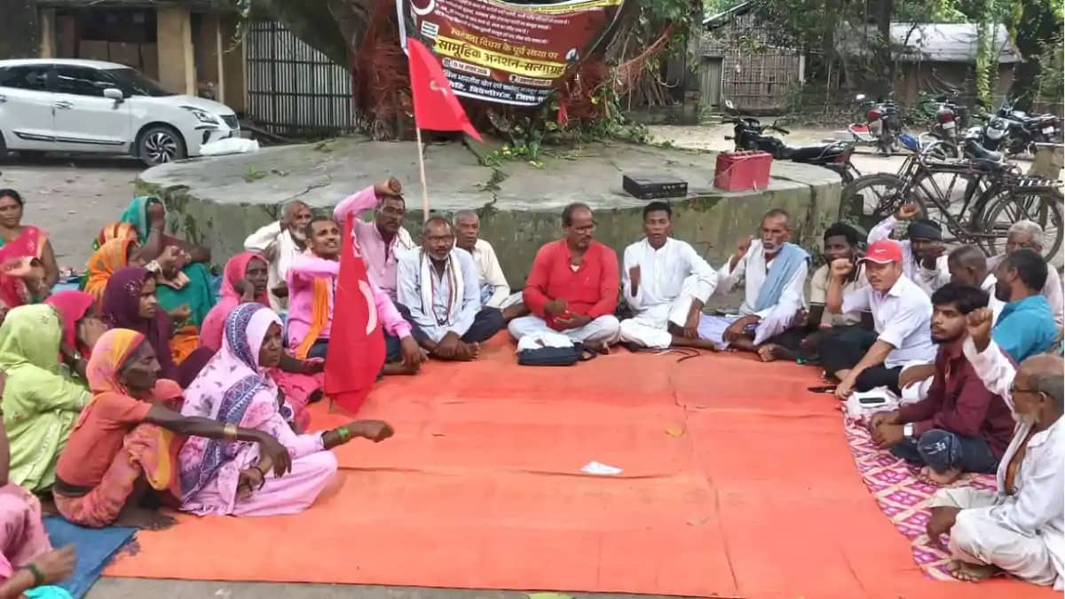 सुपौल के विभिन्न प्रखंडों में 'बुलडोजर राज' के खिलाफ सत्याग् सुपौल के विभिन्न प्रखंडों में 'बुलडोजर राज' के खिलाफ सत्याग्