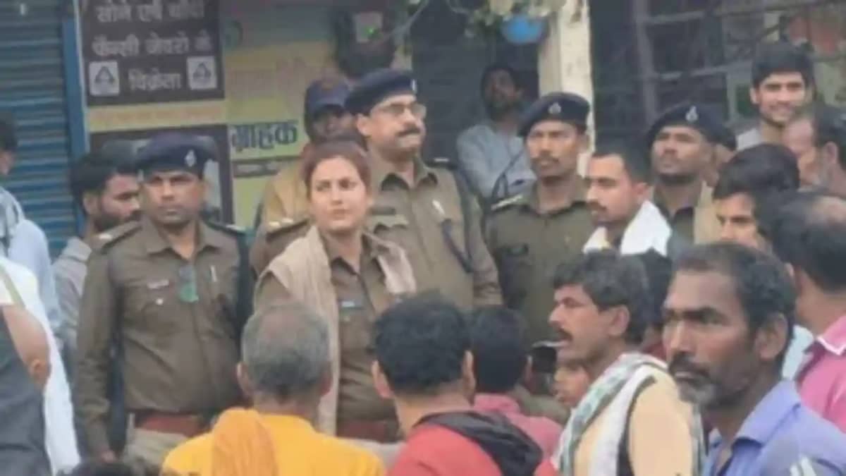 समस्तीपुर में बड़ी लूट: प्रियंका ज्वेलरी शॉप से 1 करोड़ से अ समस्तीपुर में बड़ी लूट: प्रियंका ज्वेलरी शॉप से 1 करोड़ से अ