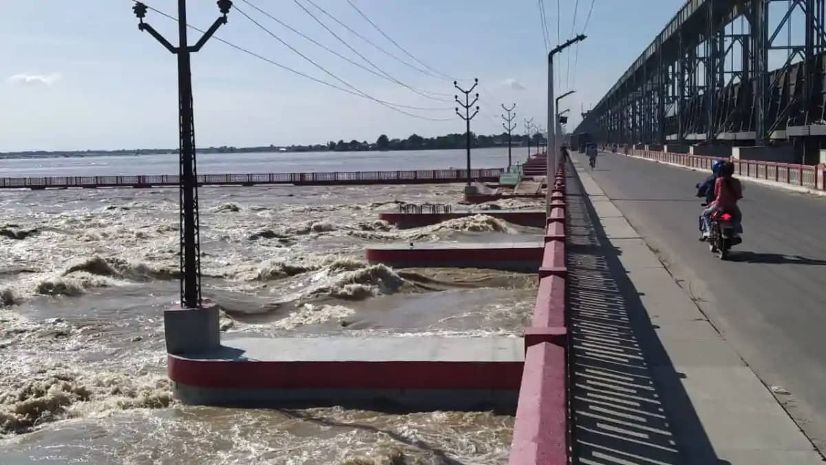 कोसी का बढ़ता जलस्तर: बराज से डिस्चार्ज में भारी वृद्धि, तटब कोसी का बढ़ता जलस्तर: बराज से डिस्चार्ज में भारी वृद्धि, तटब