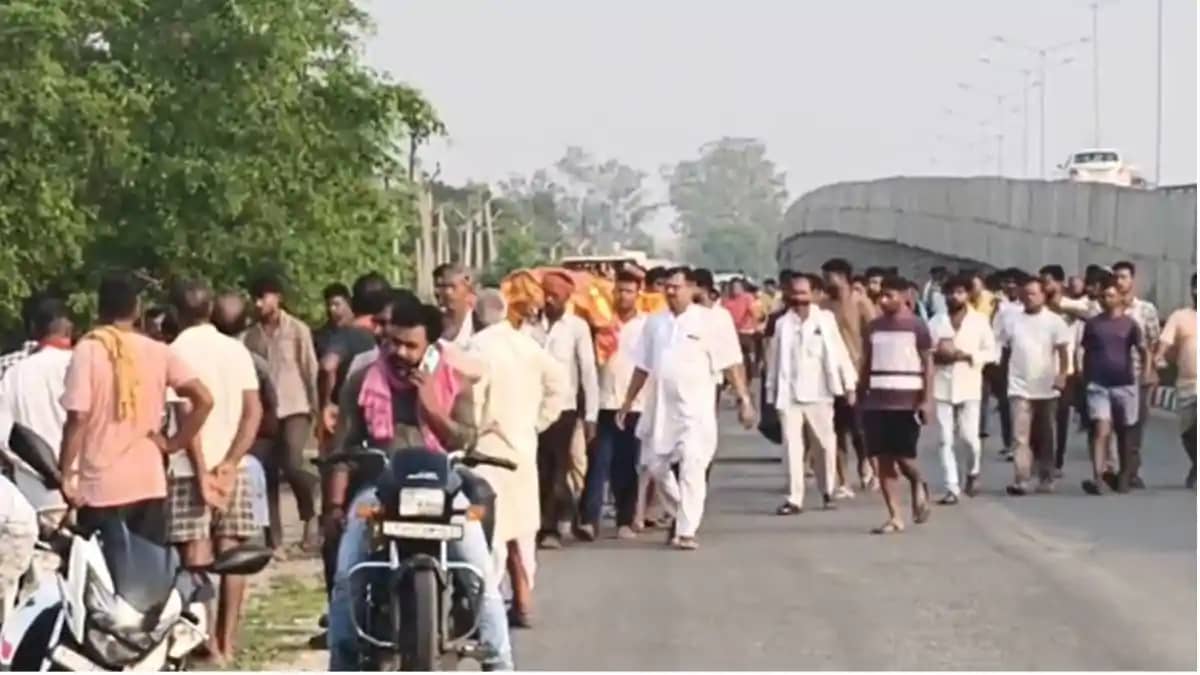 शहीदों जैसी विदाई: सड़क हादसे में दिवंगत थाना प्रभारी साजन प शहीदों जैसी विदाई: सड़क हादसे में दिवंगत थाना प्रभारी साजन प