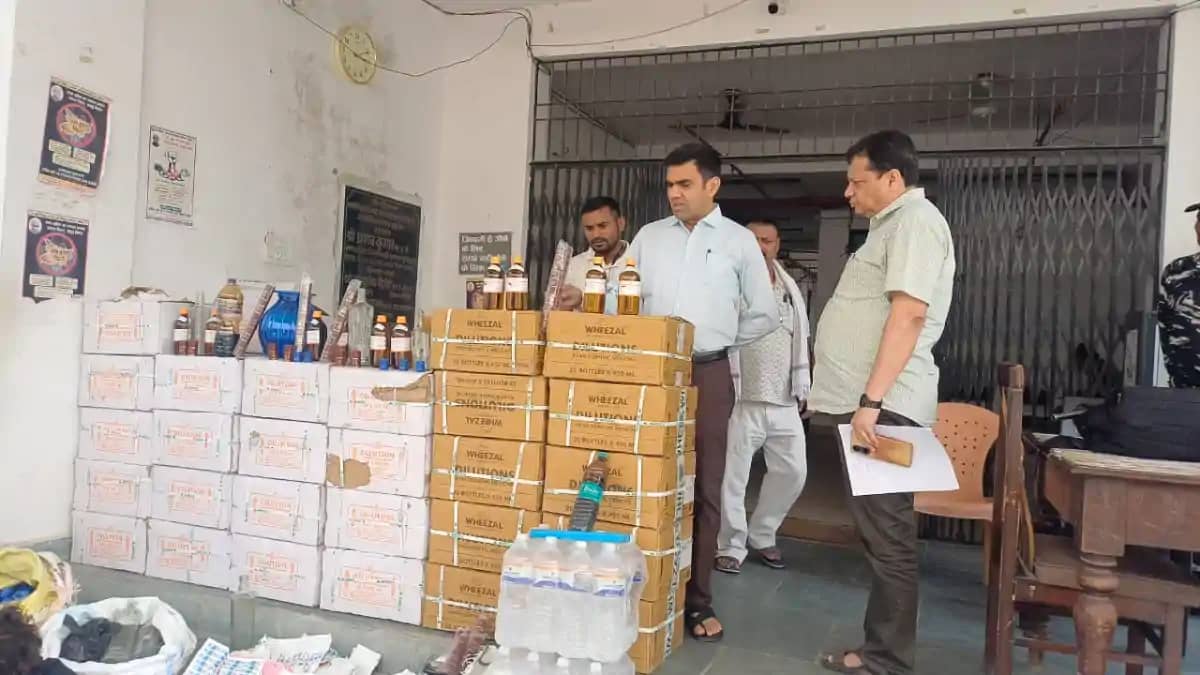 Bihar Crime : मुजफ्फरपुर में 1 रुपये के नोट और तेजपत्ता कोड Bihar Crime : मुजफ्फरपुर में 1 रुपये के नोट और तेजपत्ता कोड